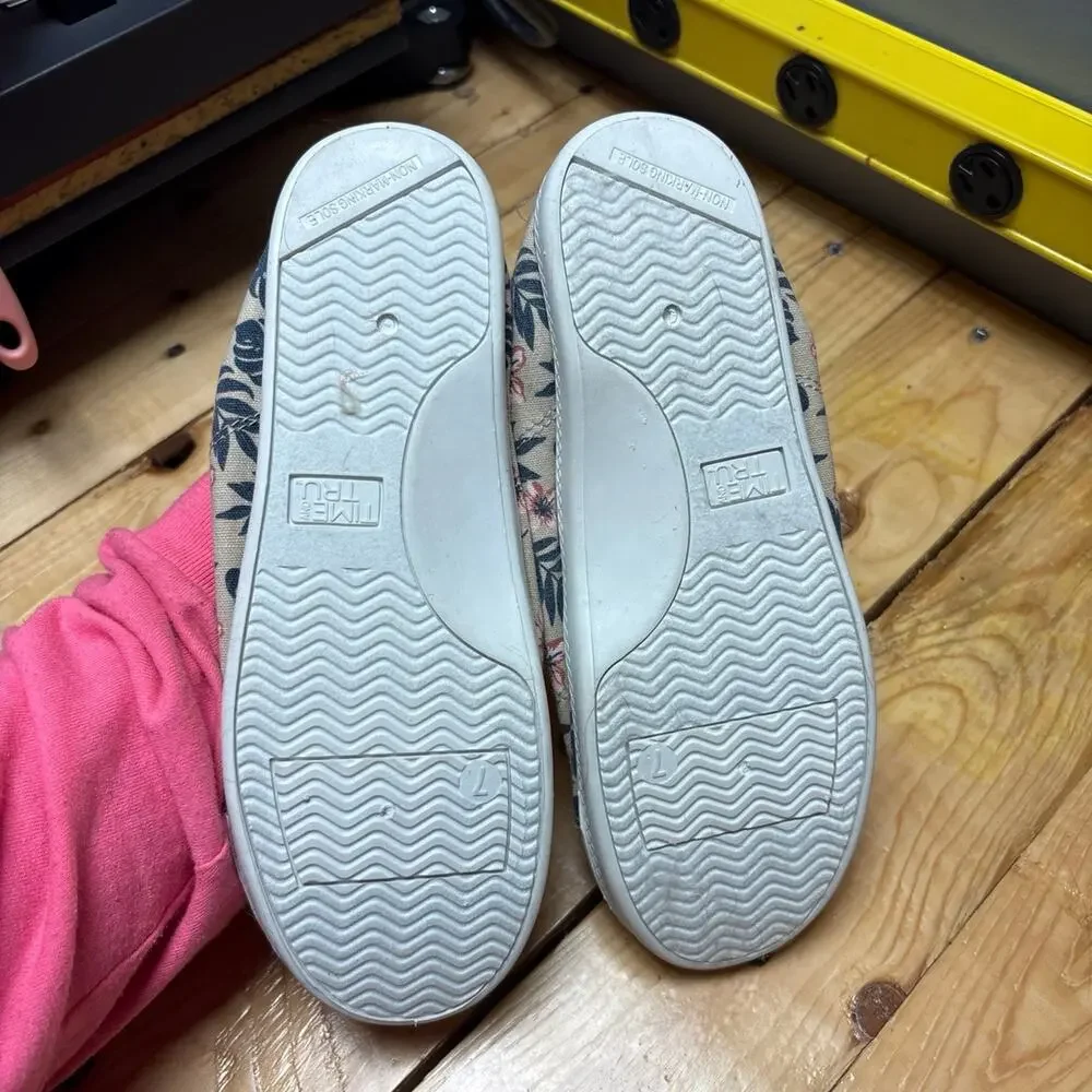 Women’s size 7 shoes